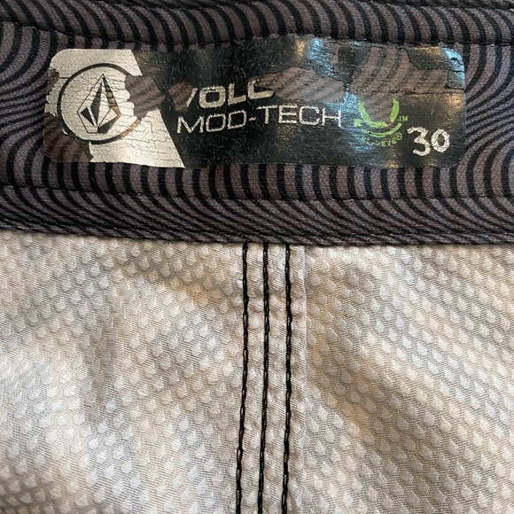 Volcom mod tech board shorts, size 30, good pre owned condition - Picture 3 of 4